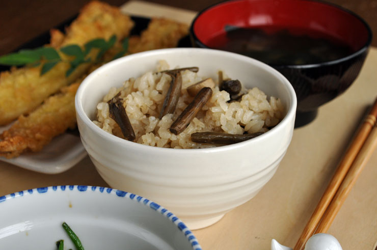 炊き込みご飯の素で食事