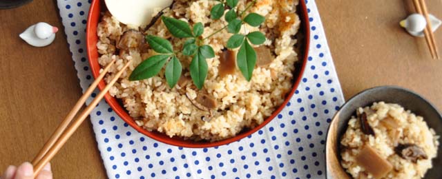 炊き込みご飯を囲む食卓